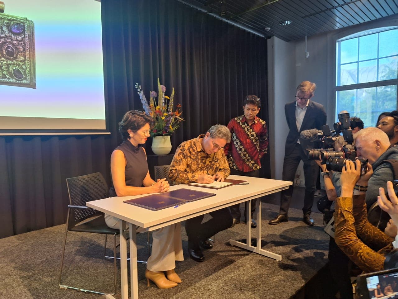 Belanda Kembalikan Ratusan Artefak Bersejarah ke Indonesia