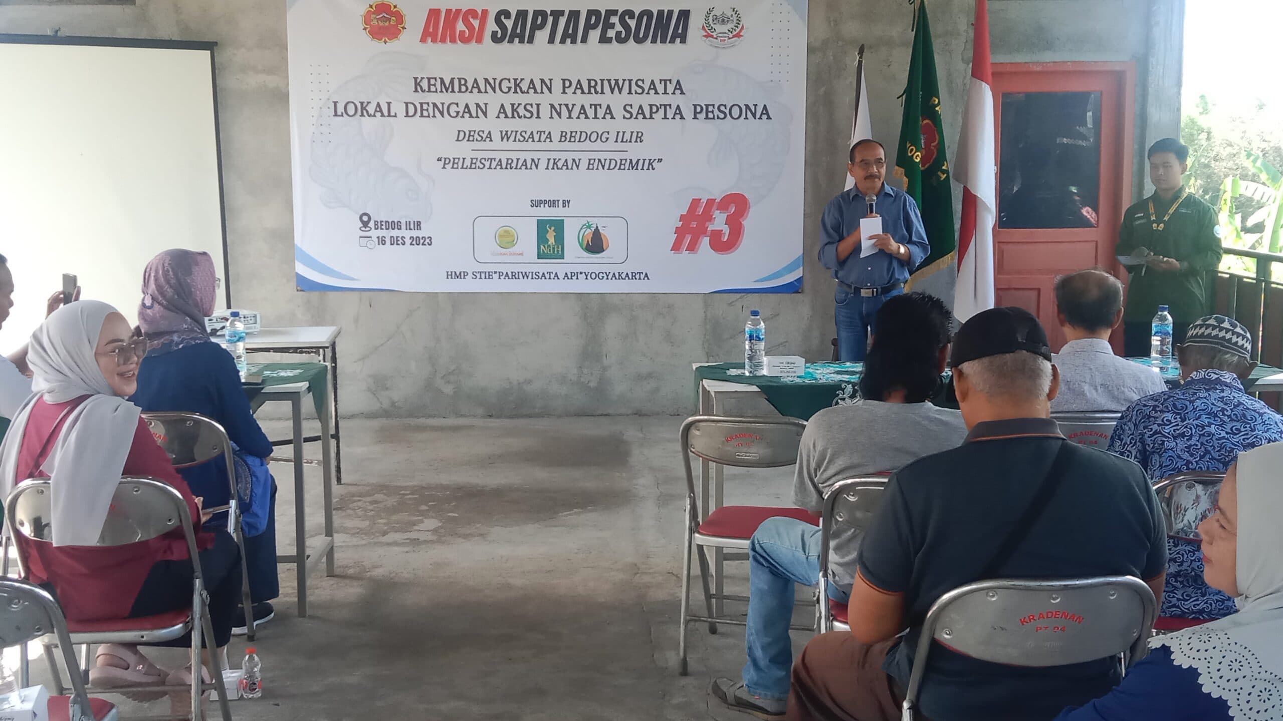 Gelar Aksi Sapta Pesona, HMP STIEPAR API Selamatkan Ikan Endemik di Bedog Ilir